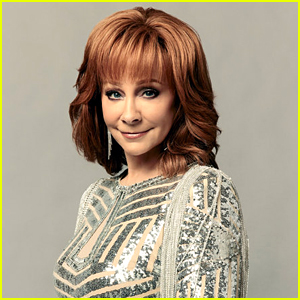Reba McEntire Gives 'Voice' Contestants Hot Tater Tots When The Join Her Team!